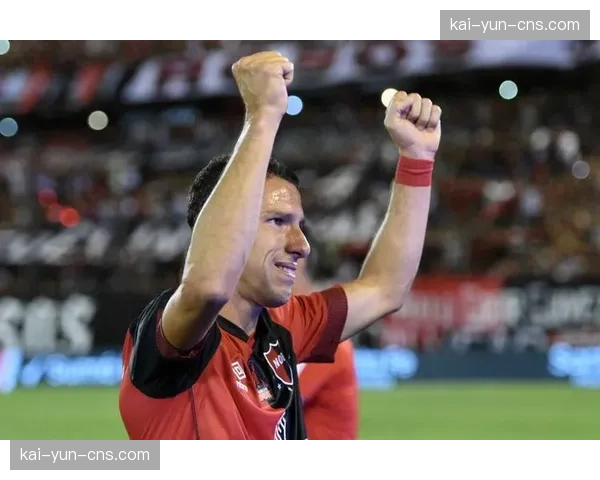 特写：德国老将施密特在职业生涯最后一战赛后，将手套留在本垒板